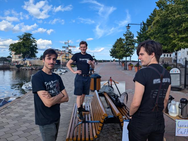 Three of the Dreamrunners giving away free coffee in the middle of Västervik